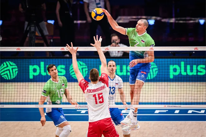 Alen Pajenk je visoko skakal proti Poljakom, tako bo tudi na olimpijskih igrah v Parizu. FOTO: volleyballworld