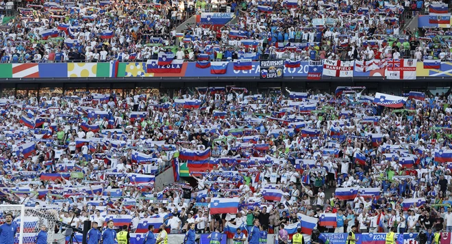 Za najpomembnejšo postransko stvar na svetu si je treba vzeti čas, te dni, ko držimo pesti za naše, pa imeti tudi dobre živce. FOTO: Leon Vidic