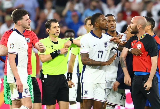 »Podaljšek podaljška« je bil na robu incidenta. Angleški reprezentant Declan Rice (levo) je izzval slovaškega selektorja Italijana Francesca Calzono. FOTO: Bernadett Szabo/Reuters