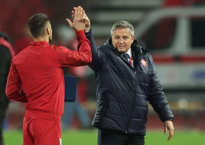 O neprimernih odločitvah Dragana Stojkovića na evropskem prvesntvu v Nemčiji in drugih spodrsljajih v Srbiji pišejo na veliko, tudi o sporu s kapetanom Dušanom Tadićem. FOTO: Marko Djurica/Reuters