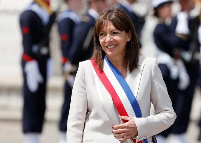 Pariška županja Anne Hidalgo, ki želi prihodnje leto ob Seni urediti javna kopališča, je morala prejšnji teden preložiti zelo oglaševano kopanje. FOTO: Ludovic Marin/Reuters