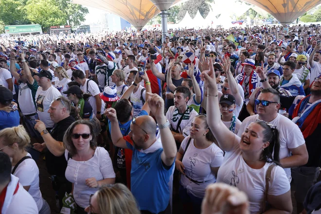 Podobno kot v Stuttgartu, Münchnu in Kölnu bodo slovenske nogometaše tudi v Franfurtu spodbujalo več tisoč navijačev iz Slovenije. FOTO: Leon Vidic/delo