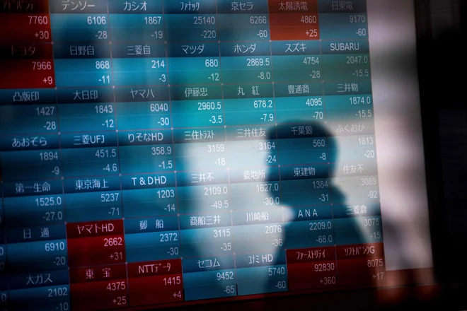 Na investicijske odločitve imajo vpliv tako globalni kot lokalni trendi. FOTO: AFP