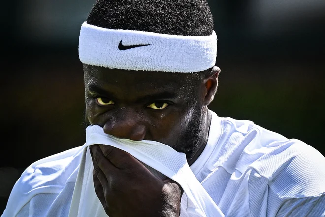 Portret ameriškega igralca Francesa Tiafoeja med igro proti Italijanu Matteu Arnaldiju med dvobojem moških posameznikov na prvi dan teniškega prvenstva v Wimbledonu. Foto: Ben Stansall/Afp