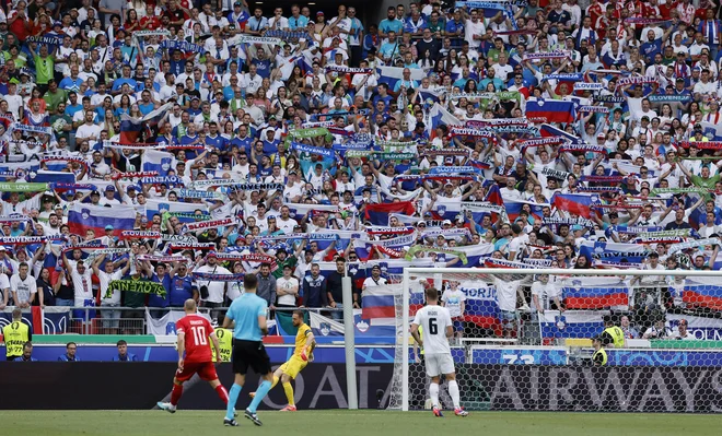 Slovenski navijači: tekma med Slovenijo in Dansko v Stuttgartu. FOTO: Leon Vidic