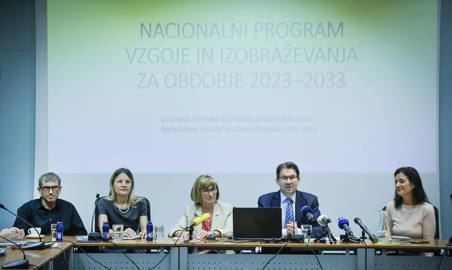 Kaj sploh bo mogoče izpeljati (in financirati), kar je zapisano v predlogu nacionalnega programa, bodo na ministrstvu za vzgojo in izobraževanje povedali po proučitvi dokumenta. Tega je s kolegi predstavil vodja delovne skupine Janez Vogrinc (četrti z leve). FOTO: Jože Suhadolnik/Delo