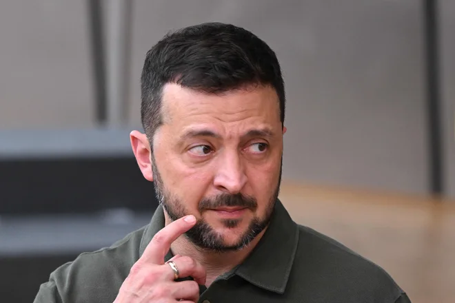 Ukrajinski predsednik Volodimir Zelenski je v nasprotju z navedbami kritikov v enem od zadnjih intervjujev med pogoji za končanje vojne na prvo mesto ponovno postavil ohranitev ozemeljske celovitosti države.

FOTO: John Thys/AFP