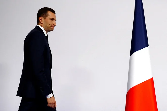 Predsednika skrajno desnega Nacionalnega zbora Jordana Bardello morda čaka vodenje vlade. FOTO: Sarah Meyssonnier/Reuters