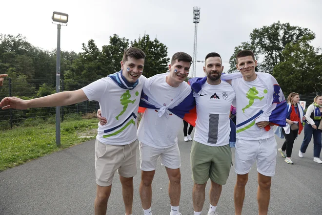 Navijači pred tekmo Slovenija in Portugalska. FOTO: Leon Vidic