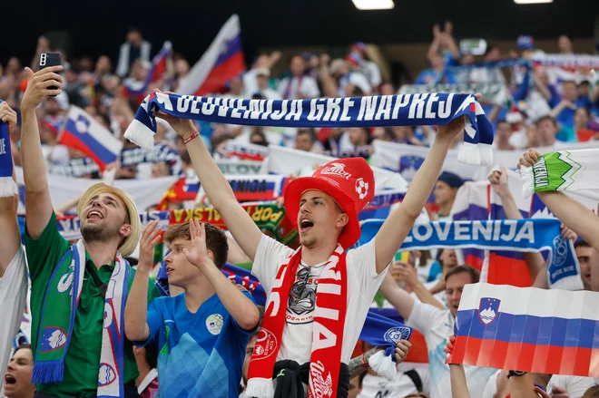 Slovenski navijači so ob reki Majn pokazali odlično formo. FOTO: Leon Vidic/Delo
