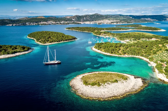 Peklenski otoki v bližini Hvara so izjemno privlačna destinacija za tiste, ki plujejo na luksuznih jahtah ali jadrnicah. Foto Ajan Alen/Shutterstock