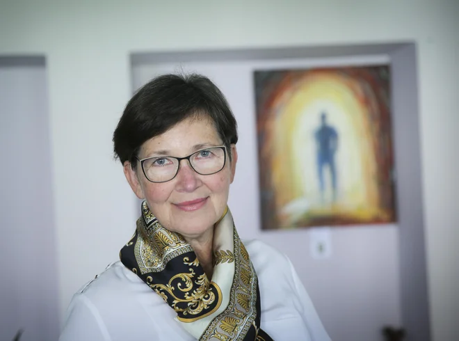»Kot družba se ne zavedamo, da paliativna oskrba ni le stvar odločevalcev na politični ravni, ampak zadeva slehernega človeka, ker je povezana z njegovo integriteto in človeškim dostojanstvom,« pravi Renata Jakob Roban. FOTO: Jože Suhadolnik/Delo