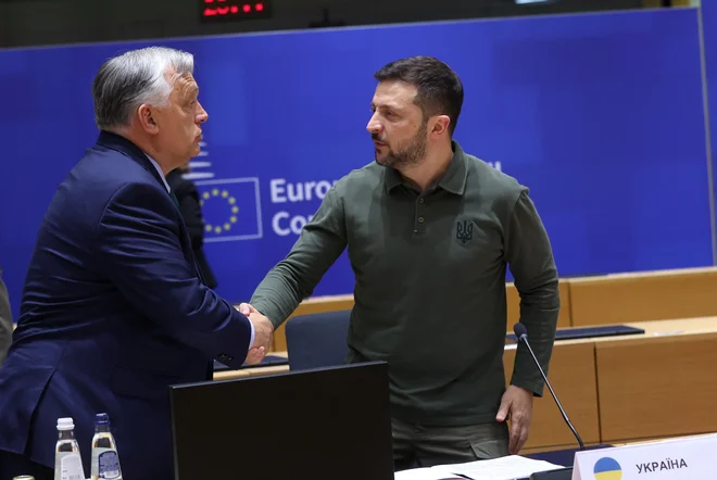 Viktor Orbán in Volodimir Zelenski v Bruslju ta konec tedna. FOTO: Olivier Hoslet/Reuters