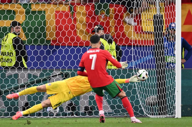 Ta trenutek je bil včeraj najbolj gledan na slovenskih televizijah. FOTO: Kiril Kudrjavcev/AFP
