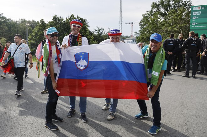 Navijači so bili pred tekmo Slovenije in Portugalske dobre volje in tudi polni upanja. FOTO: Leon Vidic/Delo