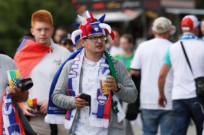 Slovenski navijači imajo na voljo več barv. FOTO: Leon Vidic/Delo