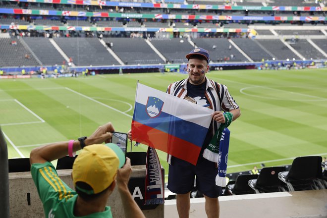 Navijaških pripomočkov ne manjka. FOTO: Leon Vidic/Delo