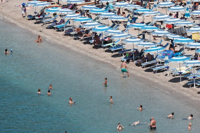 Pod vodo se je znašla tudi Budva, ki je v tem času dobro obiskana, a zaradi drugačnega vremena. FOTO: Stevo Vasiljević/Reuters