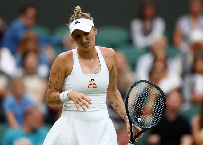 Marketa Vondroušova je že končala posamičen nastop v Wimbledonu. FOTO: Matthew Childs/Reuters