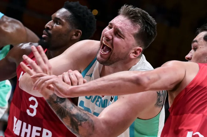 Luka Dončić ni mogel preprečiti poraza Slovenije. FOTO: AFP