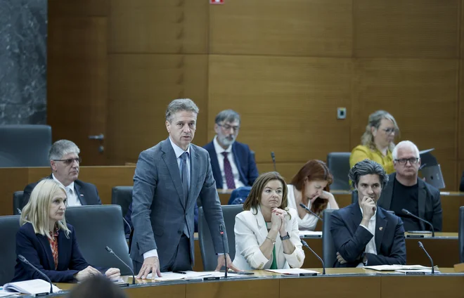 Premier Robert Golob bo danes gostil vrh parlamentarnih strank, na katerem bo politika razpravljala o uvedbi preferenčnega glasu na volitvah v državni zbor. FOTO: Jože Suhadolnik