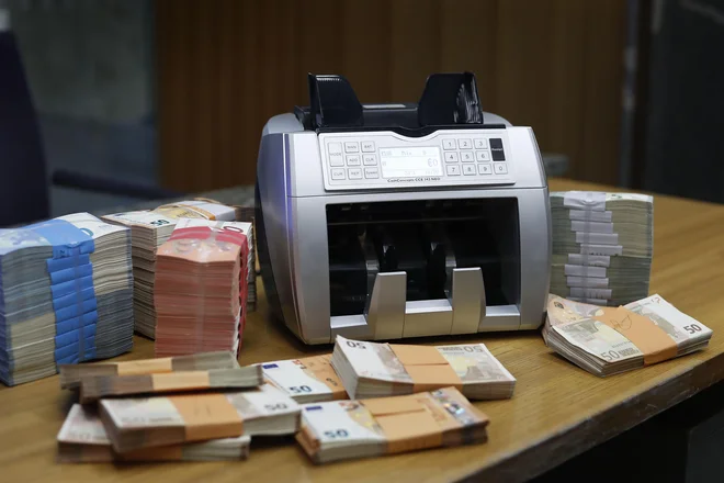 Finančna sredstva so se v rabi razširila po mojem občutku v želji, da bi se namesto staromodnega izraza denar uporabilo nekaj bolj imenitnega, čeprav z dvema besedama. FOTO: Leon Vidic/Delo