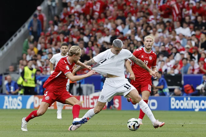 Slovenska nogometna reprezentanca in Benjamin Šeško sta imela v osmini finala tudi veliko smole, evropsko prvenstvo pa so Slovenci z uvodno tekmo proti Danski začeli zelo obetavno. FOTO: Leon Vidic/Delo