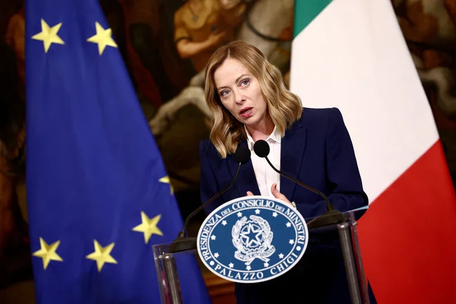 Skupina evropskih konservativcev in reformistov (ECR), v kateri so tudi Bratje Italije italijanske premierke Giorgie Meloni, bo očitno ostala najmočnejša skupina desno od EPP. FOTO: Guglielmo Mangiapane/Reuters