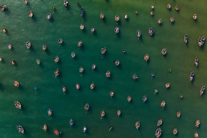Privezani ribiški čolni na plaži v Danangu v osrednjem Vietnamu. Foto: Dale De La Rey/Afp