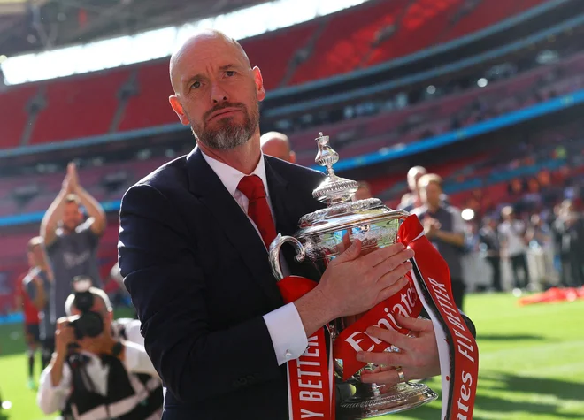 Erik ten Hag se je na zadnji tekmi sezone veselil pokala FA. FOTO: Hannah Mckay/Reuters