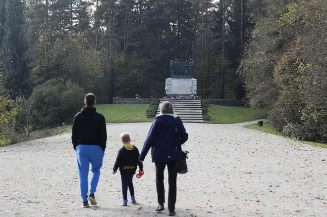 Območje Svetega Urha  je prostor narave, ki omogoča rekreacijo po lepih poteh, obenem pa je tudi kulturna točka. FOTO: Leon Vidic/Delo