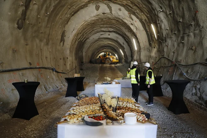 Postavitev kapelice sv. Barbare, zaščitnice predorskih delavcev, na prvem in najdaljšem predoru drugega tira železniške proge Divača–Koper. Gradnja napreduje po načrtih. FOTO: Leon Vidic/Delo