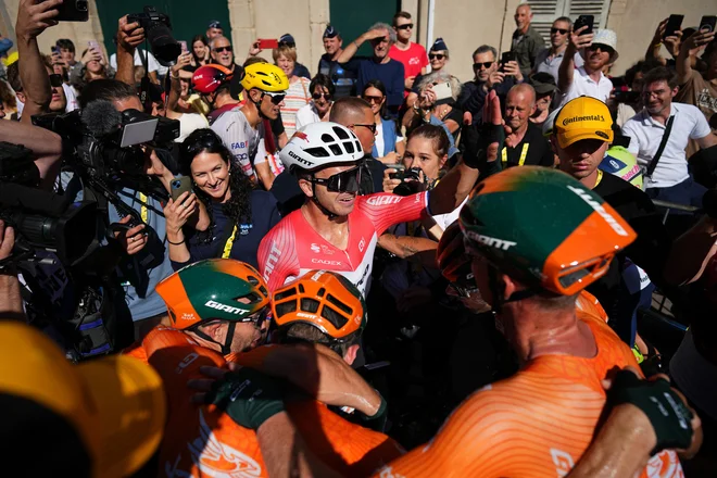 Dylan Groenewegen se je zmage v 6. etapi veselil z Luko Mezgecem (levo) in drugimi moštvenimi kolegi. FOTO: Daniel Cole/Reuters