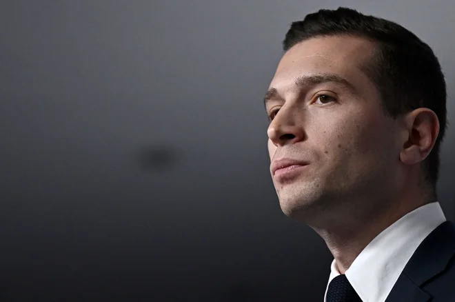 Mladi Bardella je v razmerju z vnukinjo 96-letnega Jean-Marieja Le Pena. Marine Le Pen ga ljubkovalno imenuje »levji mladič«.
FOTO: JULIEN DE ROSA/AFP