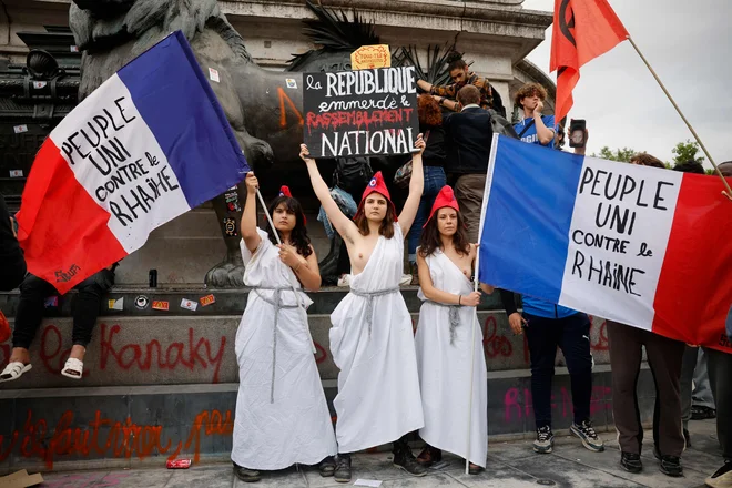 Demonstrantke v oblačilih Marianne so se včeraj udeležile shoda proti skrajni desnici na trgu Place de la Republique v Parizu pred drugim krogom parlamentarnih volitev v Franciji. Foto: Olympia De Maismont/Afp