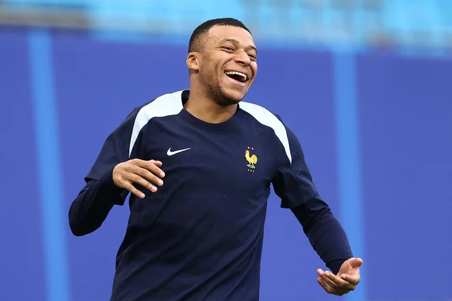 Kylian Mbappe dobro razpoložen pričakuje drevišnji dvoboj s Cristianom Ronaldom. FOTO: Franck Fife/AFP
