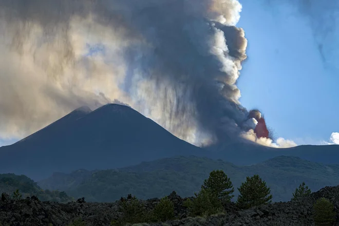 Etna je v četrtek pozno v noč bruhala lavo in pepel, zaradi česar so davi zaprli letališče v Catanii. FOTO: Giuseppe Distefano/AFP