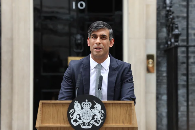 Rishi Sunak med odstopno izjavo pred vhodom v Downing Street 10. FOTO: Phil Noble/Reuters