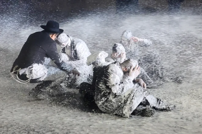 V soseski Mea Shearim v Jeruzalemu varnostne sile špricajo ljudi, ko ultraortodoksni judovski moški protestirajo proti sodbi izraelskega vrhovnega sodišča, po kateri mora država začeti vpoklicati ultraortodoksne judovske semeniščnike v vojsko. Foto: Ronen Zvulun/Reuters