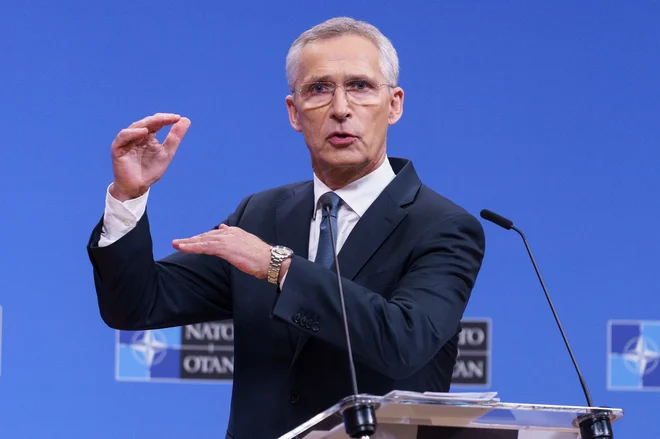 Generalni sekretar Nata Jens Stoltenberg je opozoril, da je bila vojaška pomoč od začetka invazije vredna 40 milijard evrov na leto. FOTO: Simon Wohlfahrt/AFP