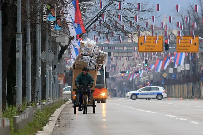 Predlog novega zakona predvideva ponovno uporabo sporne himne Bože pravde in grba z dvoglavim orlom, ki ju je ustavno sodišče BiH že leta 2006 zaradi diskriminatornosti in ker ne odsevata večetničnega značaja entitete razglasilo za neustavna. FOTO: Tomi Lombar/Delo