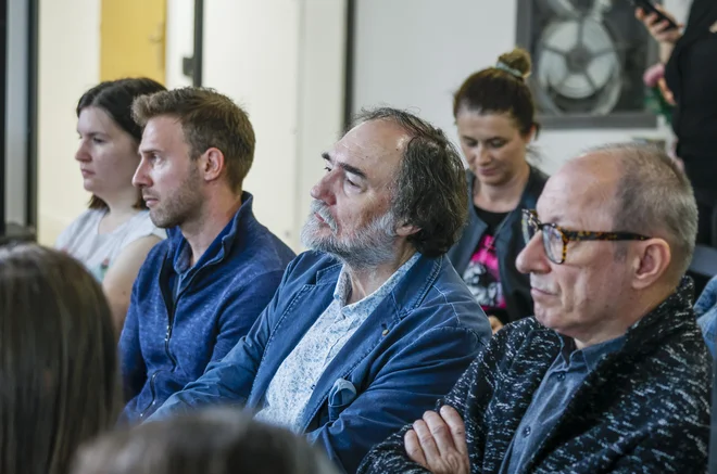 Mlade pisce, med katerimi so tudi njegovi študenti, je prišel podpret pesnik in profesor na FF UL Boris A. Novak. FOTO: Jože Suhadolnik