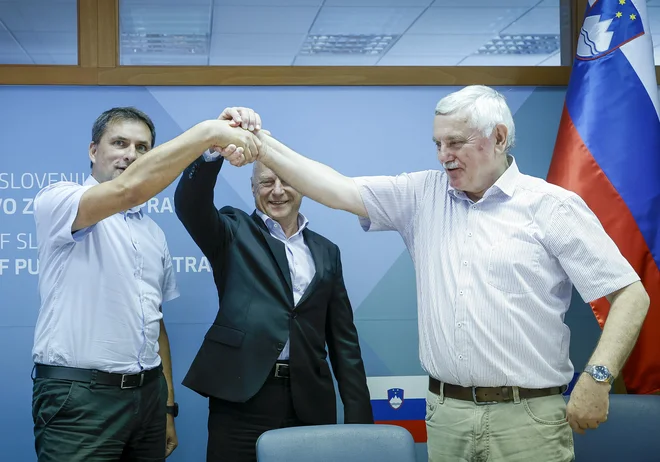 Dragan Stanković, prvi sindikalist na UE Ljubljana, minister Franc Props in Frančišek Verk, predsednik SDOS, veselja po podpisu stavkovnega sporazuma niso mogli skriti. Foto Jože Suhadolnik
