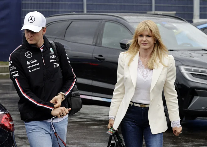 Sin Mick Schumacher in njegova mati Corinna Schumacher si lahko oddahneta. FOTO: Leonhard Foeger/Reuters