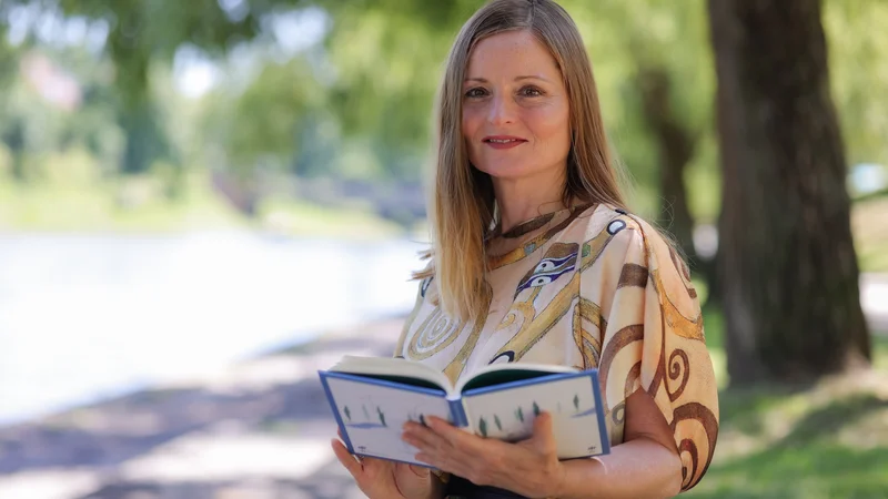 Pri Petri Koršič ves čas sobivata vlogi pesnice in literarne kritičarke, ki recenzira poezijo. FOTO: Črt Piksi/Delo