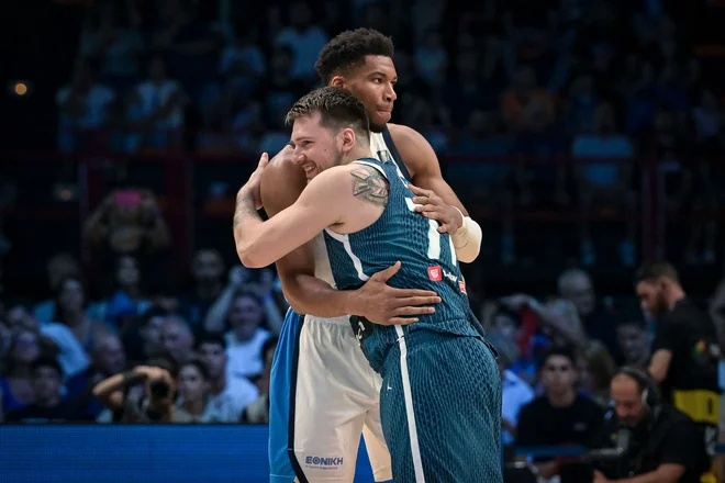 Giannis Antetokounmpo in Luka Dončić sta se takole objela pred tekmo. FOTO: Aris Messinis/AFP