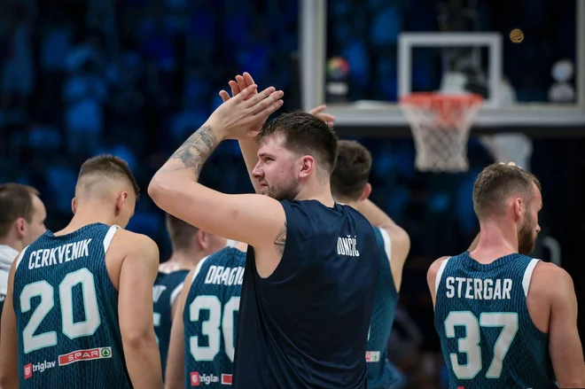 Luka Dončić se je zahvalil slovenskim navijačem za podporo s tribun. FOTO: Aris Messinis/AFP