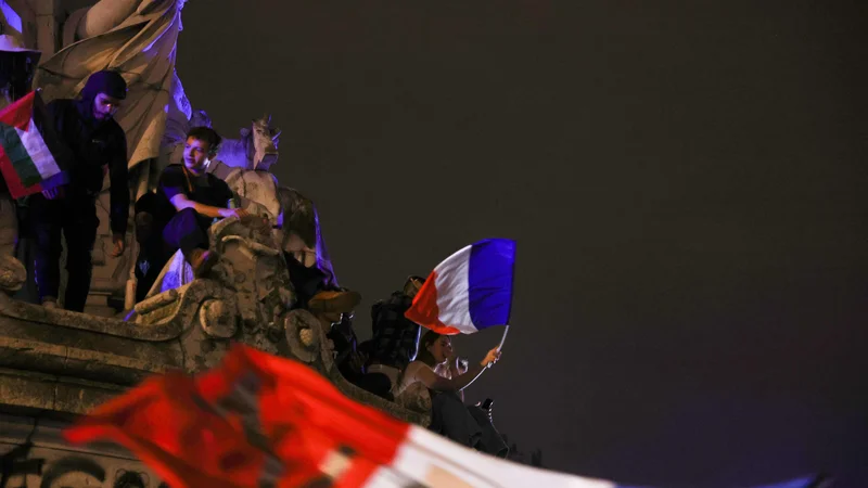 Ljudje so množično pospremili rezultate volitev. FOTO: Emmanuel Dunand/AFP