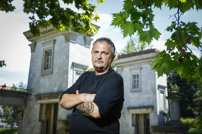 Dušan Čater je v romanu Dežela Zoo postavil literarni spomenik splavarjem. FOTO: Jože Suhadolnik/Delo