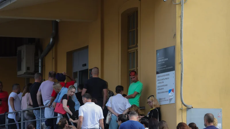 Pred vrati oddelka za tujce so bile tudi danes vrste čakajočih. FOTO: Črt Piksi